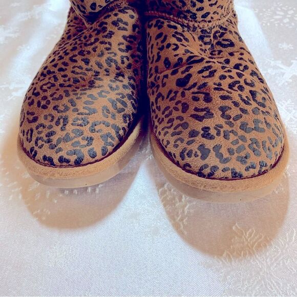 UGG Classic Short Rosette Boots 1006072 Brown Leopard Pattern Sz 6 great soles - Picture 3 of 8